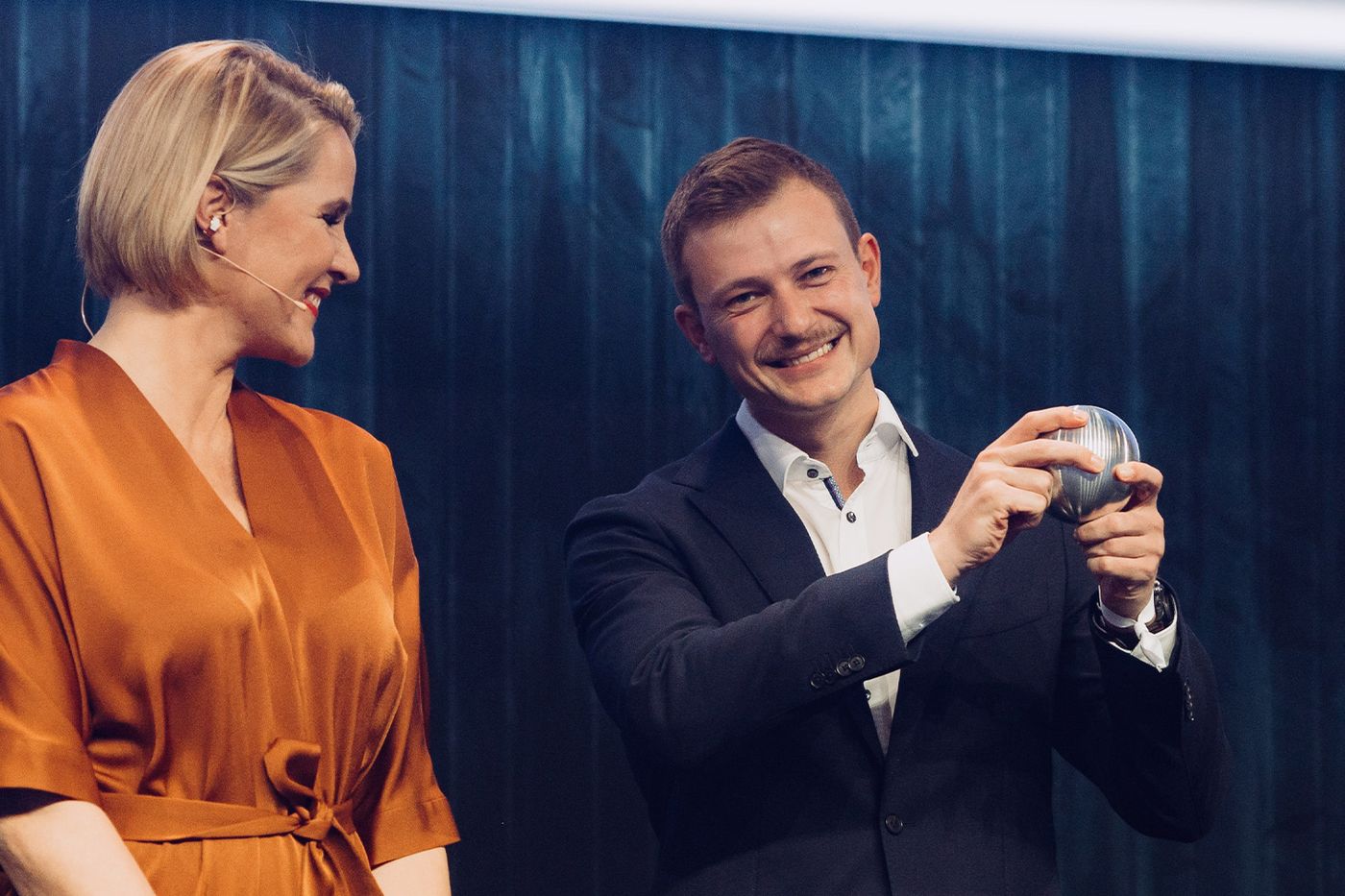 Roman Alberti nimmt auf der Bühne den Deutschen Nachhaltigkeitspreis entgegen