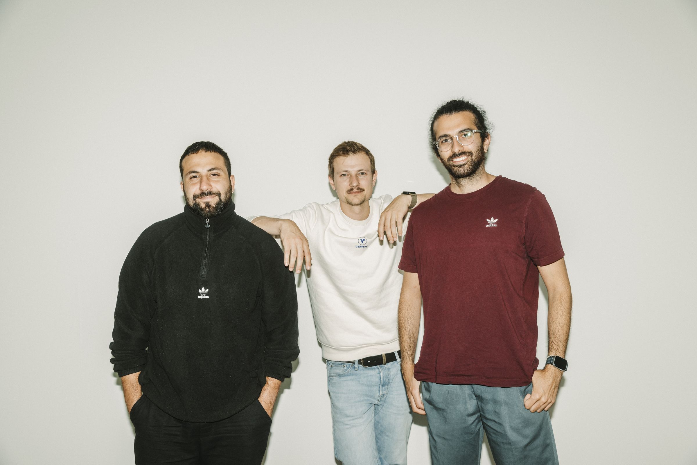 David Oudsandji, Roman Alberti und Afshin Doostdar vor einer weißen Wand
