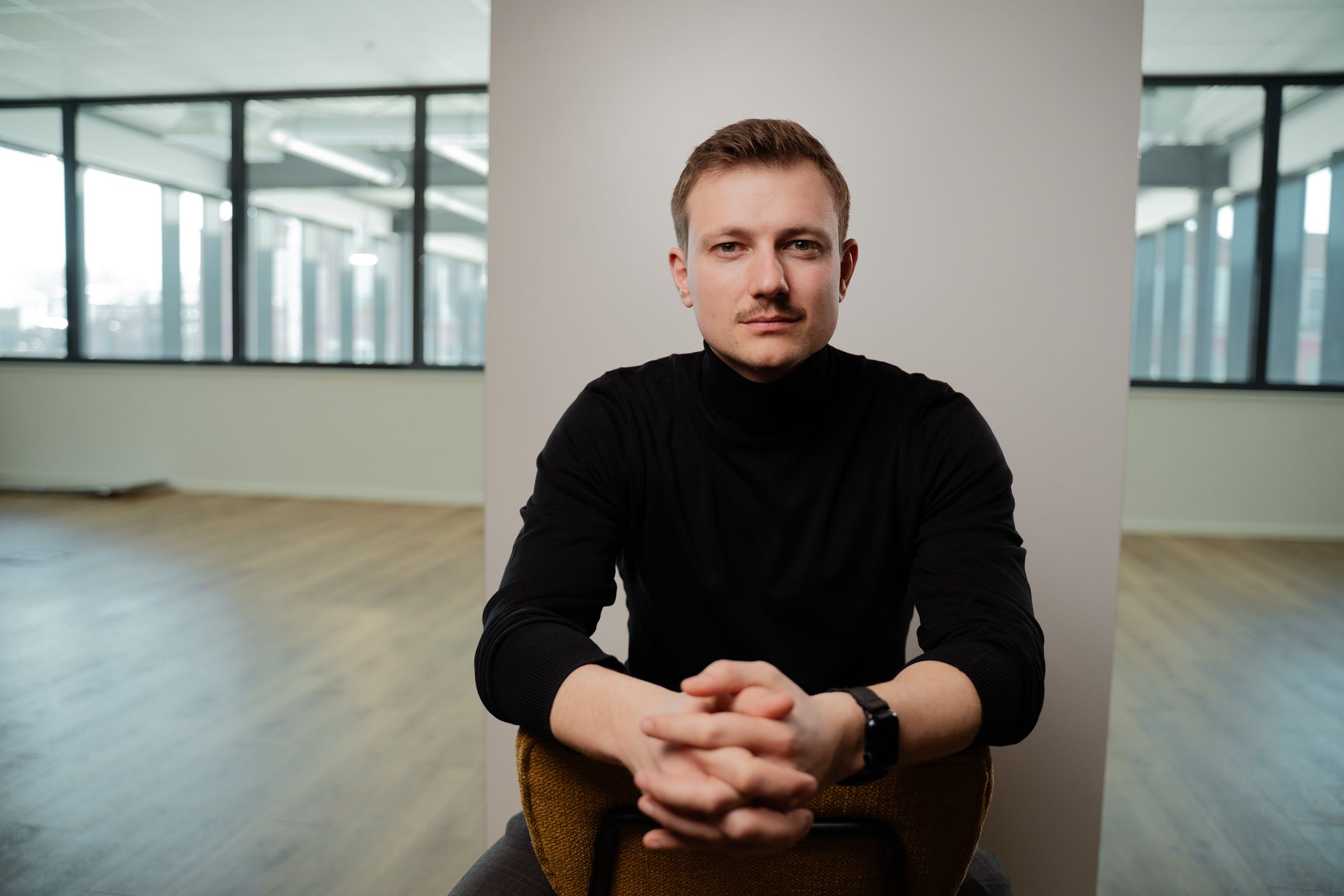 Roman Alberti, auf einem Stuhl sitzend, im Voltfang-Büro in Aachen